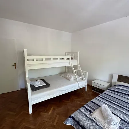 Large 3br In The Center 5bd Split