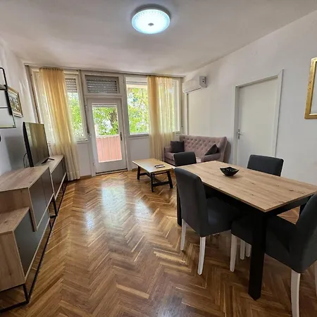 Large 3br In The Center 5bd