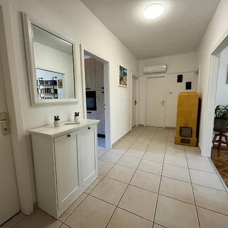 Large 3br In The Center 5bd Split